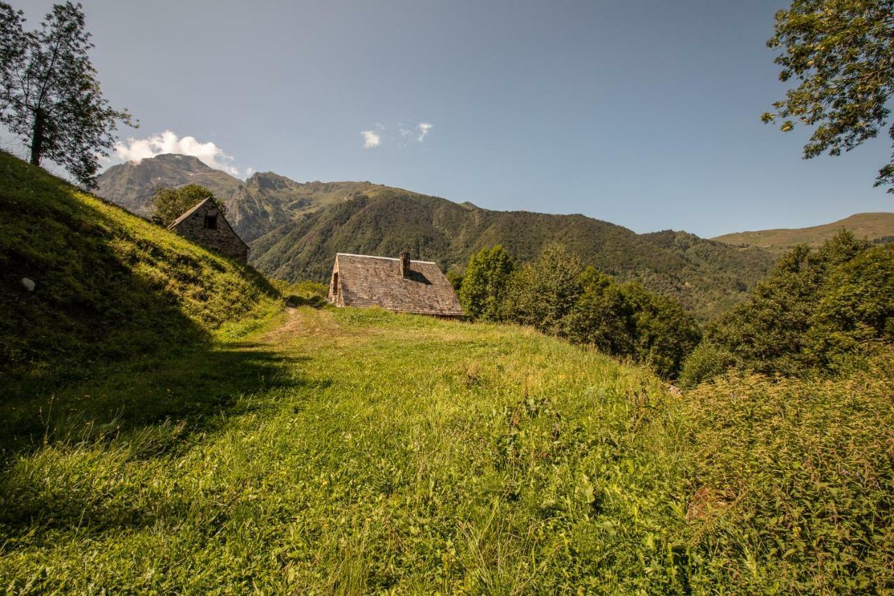Chalets de Las Costes: Rustic Forest Retreat near Loudenvielle Ski Slopes Exterior photo