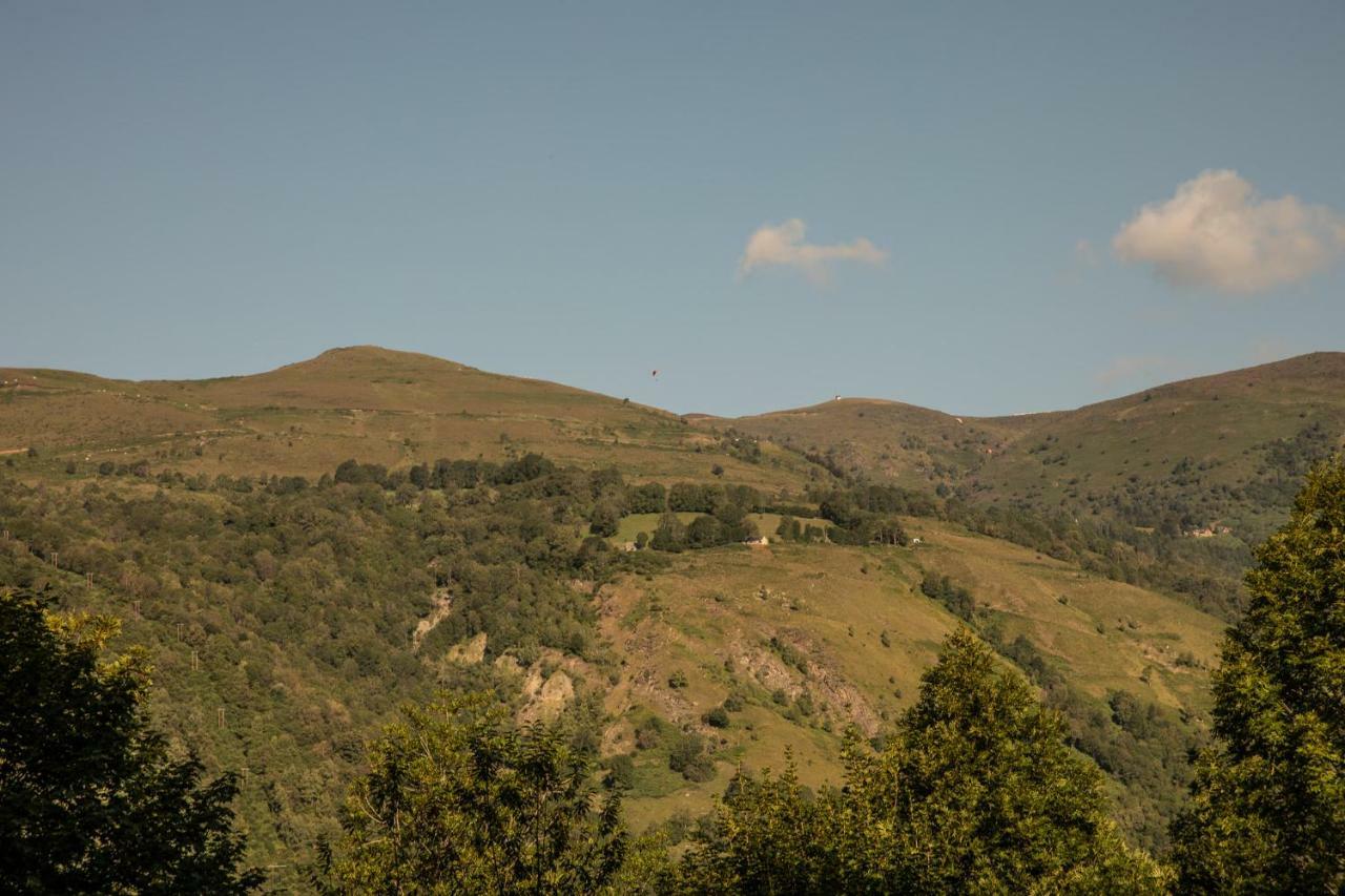 Chalets de Las Costes: Rustic Forest Retreat near Loudenvielle Ski Slopes Exterior photo
