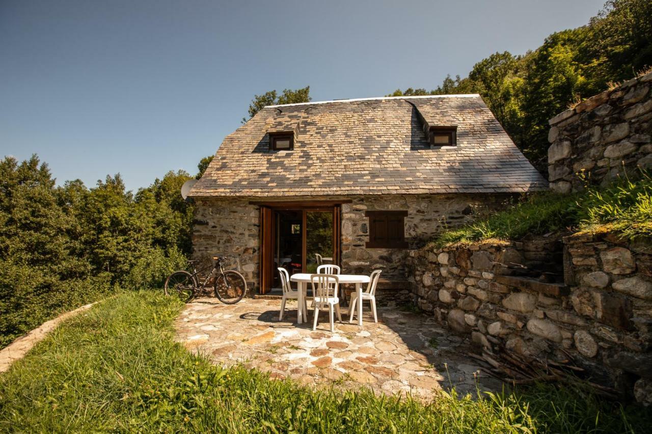 Chalets de Las Costes: Rustic Forest Retreat near Loudenvielle Ski Slopes Exterior photo