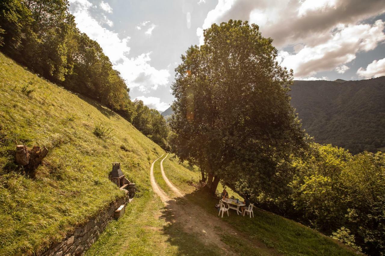 Chalets de Las Costes: Rustic Forest Retreat near Loudenvielle Ski Slopes Exterior photo
